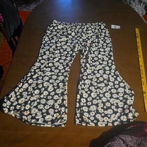 Wide leg Daisy print pants